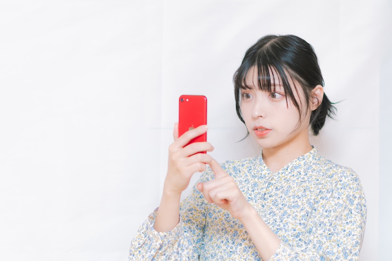 スマホの操作に集中している女性